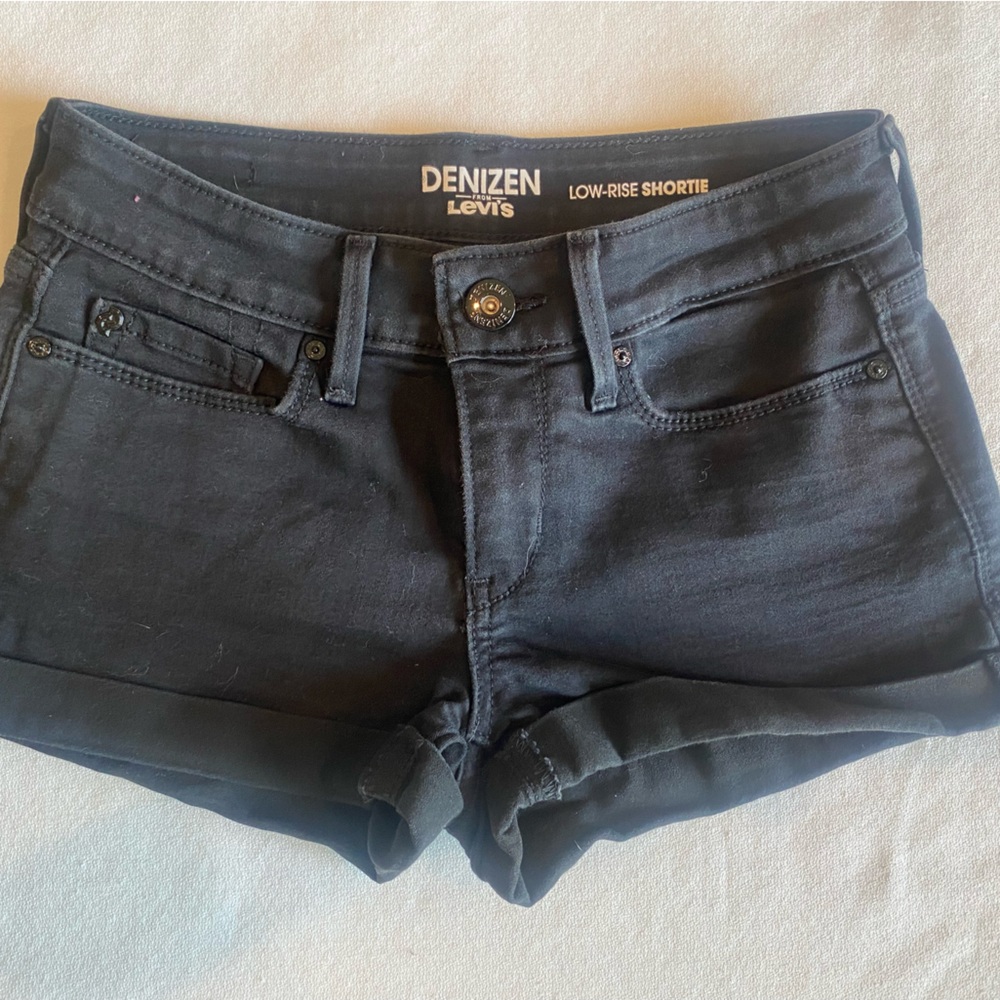 Levi’s Denizen Low Rise Shortie Jean Shorts, black, size 26